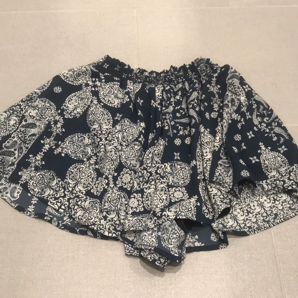 Blue flowy patterned shorts - Picture 2 of 2